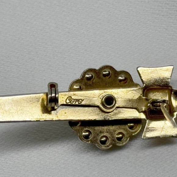 Vintage Coro Sword Brooch with Enamel Flower and Green Rhines Circa 1960s - Picture 3 of 5